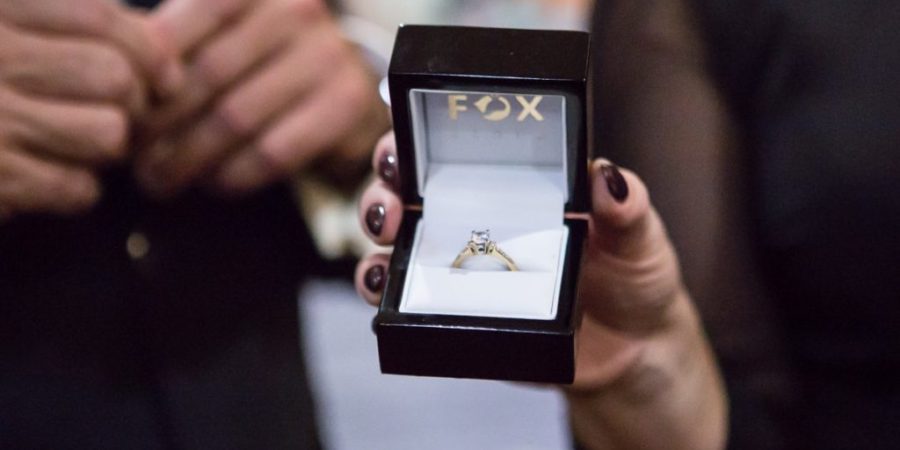 předávání šperku FOX novému majiteli