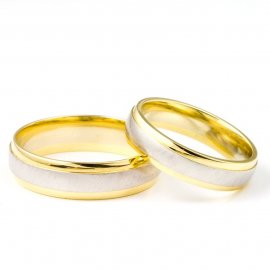 Snubní prsteny jsou naší specializací. Ve Zlatnickém domě v Plzni najdete kolekce, které čítají více jak 2 500 svatebních prstenů.