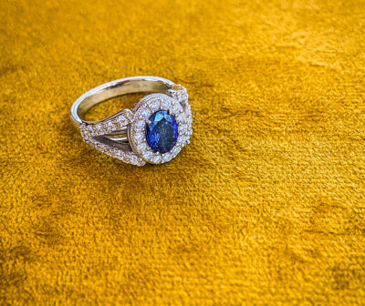 Diamantový prsten s modrým safírem