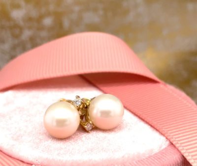 Náušnice s akoya perlou a briliantem ve žlutém zlatě