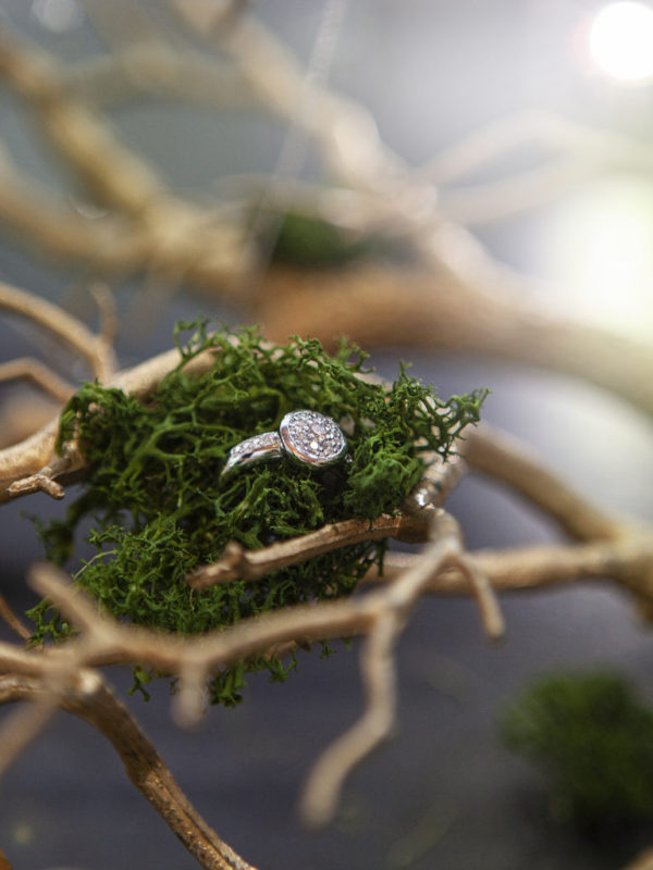 Prsten s diamanty jako vánoční dárek.