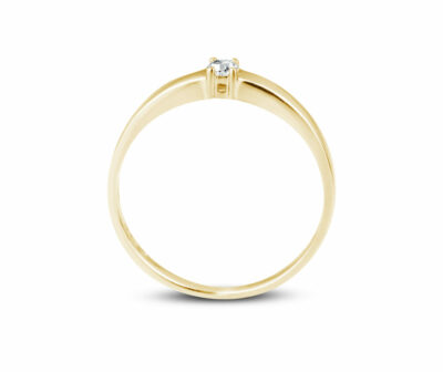 Zásnubní prsten značky FOX® 8 ze žlutého zlata, který je osazený jedním centrálním diamantem briliantového brusu.