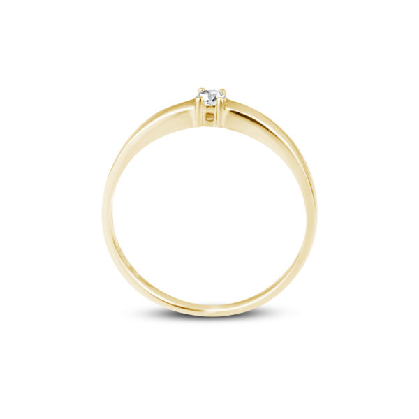Zásnubní prsten značky FOX® 8 ze žlutého zlata, který je osazený jedním centrálním diamantem briliantového brusu. hlavní