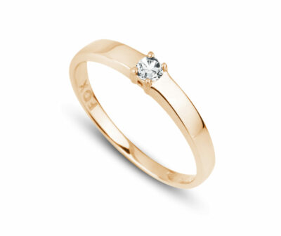 Zásnubní prsten značky FOX® 8 z růžového zlata, který je osazený jedním centrálním diamantem briliantového brusu.