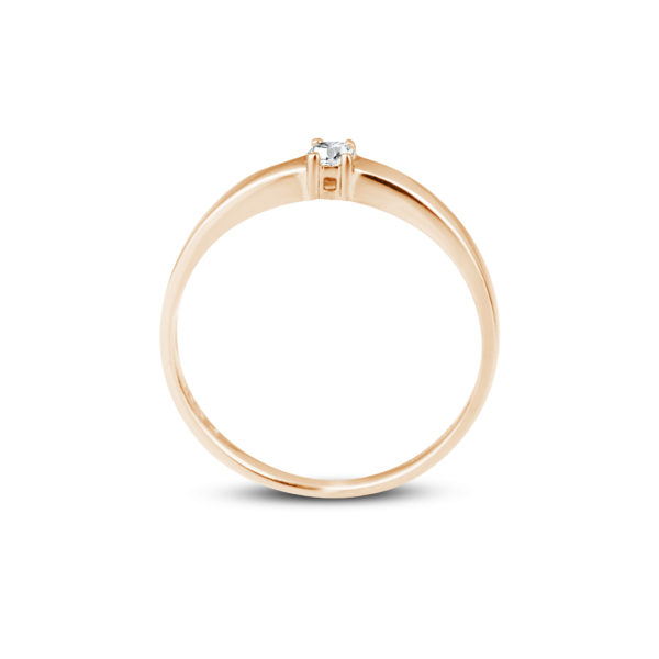 Zásnubní prsten značky FOX® 8 z růžového zlata, který je osazený jedním centrálním diamantem briliantového brusu. zepředu