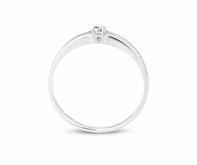 Zásnubní prsten značky FOX® 8 z bílého zlata, který je osazený jedním centrálním diamantem briliantového brusu.