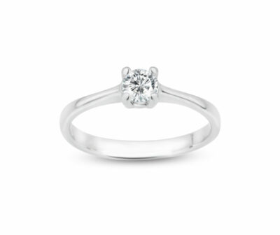 Zásnubní prsten značky FOX® 9 z bílého zlata, který je osazený jedním centrálním diamantem briliantového brusu.