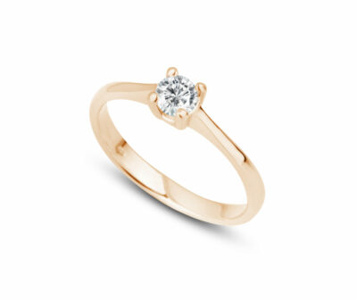 Zásnubní prsten značky FOX® 9 z růžového zlata, který je osazený jedním centrálním diamantem briliantového brusu.