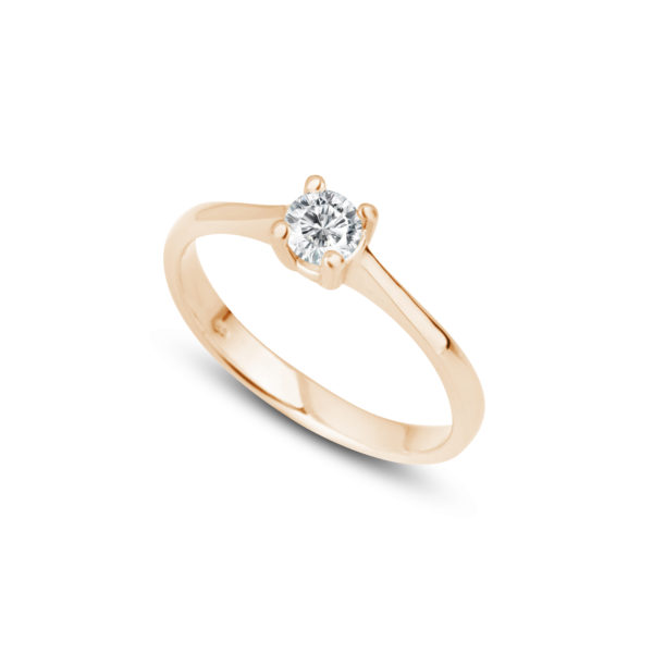 Zásnubní prsten značky FOX® 9 z růžového zlata, který je osazený jedním centrálním diamantem briliantového brusu. poloprofil
