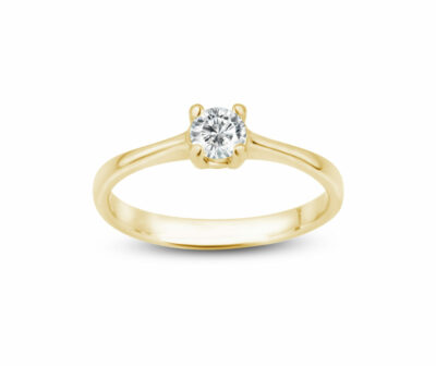 Zásnubní prsten značky FOX® 9 ze žlutého zlata, který je osazený jedním centrálním diamantem briliantového brusu.