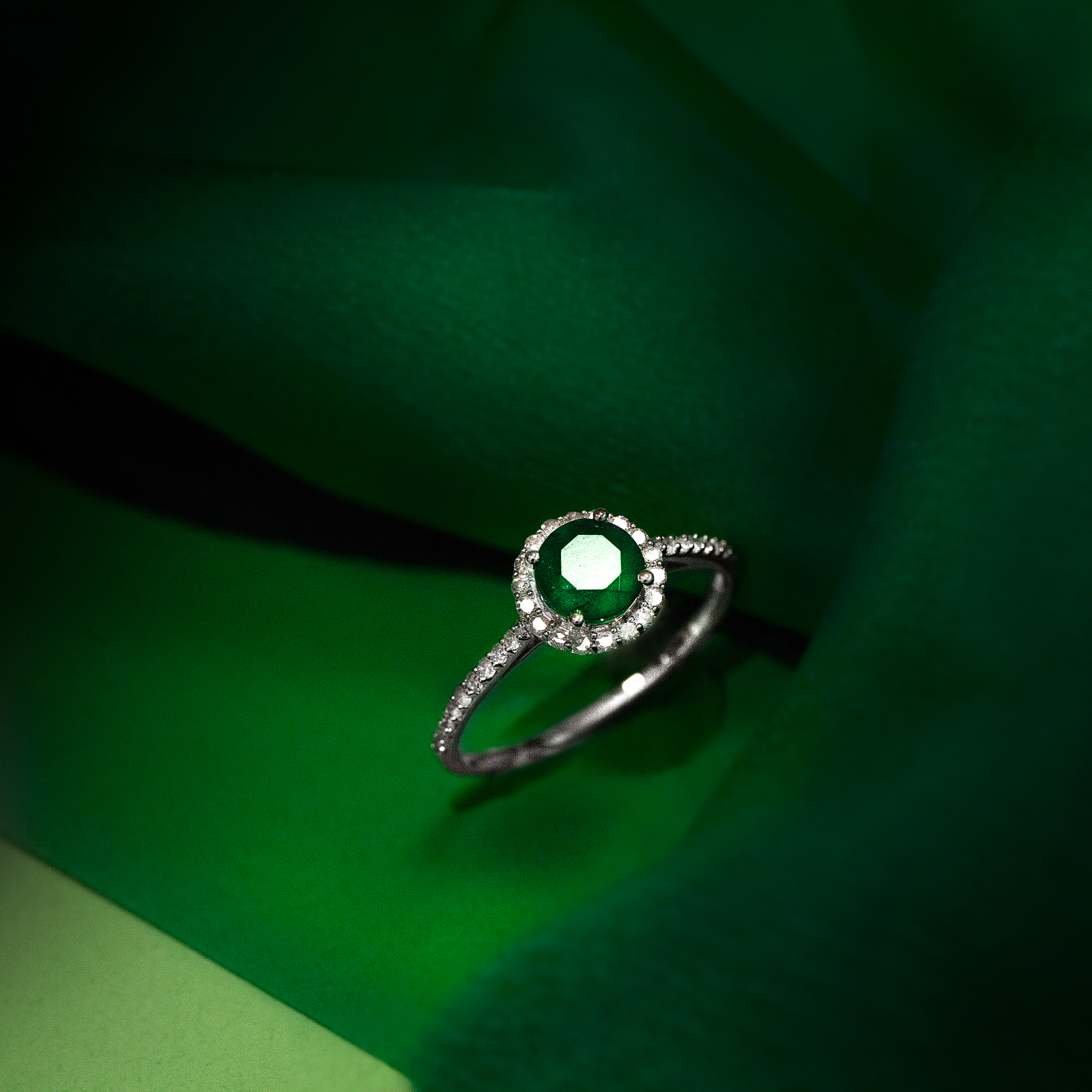 Spojení přírodních smaragdů a diamantů