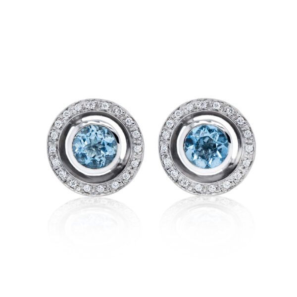 Luxusní zlaté náušnice Star Blue s diamanty s briliantovým brusem se pyšní nádherně vybroušeným centrálním akvamarínem zafasovaným do bílého zlata. Tato výjimečná barevná kombinace doplněná duhovými odlesky diamantů propůjčuje šperku nádech luxusu a elegance pro každý den i pro zcela výjimečnou příležitost.