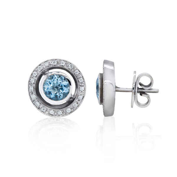 Luxusní zlaté náušnice Star Blue s diamanty s briliantovým brusem se pyšní nádherně vybroušeným centrálním akvamarínem zafasovaným do bílého zlata. Tato výjimečná barevná kombinace doplněná duhovými odlesky diamantů propůjčuje šperku nádech luxusu a elegance pro každý den i pro zcela výjimečnou příležitost.