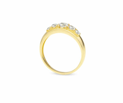 Zásnubní prsten značky FOX® 2 ze žlutého zlata, který je osazený celkem pěti diamanty briliantového brusu.