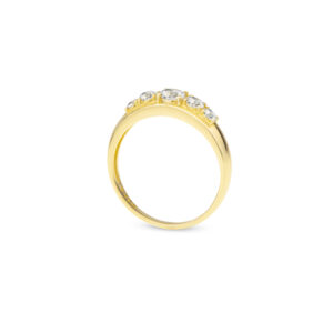 Zásnubní prsten značky FOX® 2 ze žlutého zlata, který je osazený celkem pěti diamanty briliantového brusu. hlavní