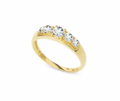Zásnubní prsten značky FOX® 2 ze žlutého zlata, který je osazený celkem pěti diamanty briliantového brusu.