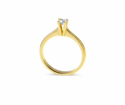Zásnubní prsten značky FOX® 16 ze žlutého zlata, který je osazený jedním centrálním diamantem briliantového brusu.