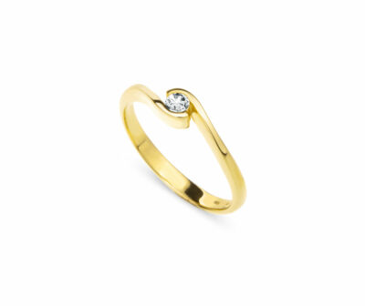 Zásnubní prsten značky FOX® 3 ze žlutého zlata, který je osazený jedním centrálním diamantem briliantového brusu.