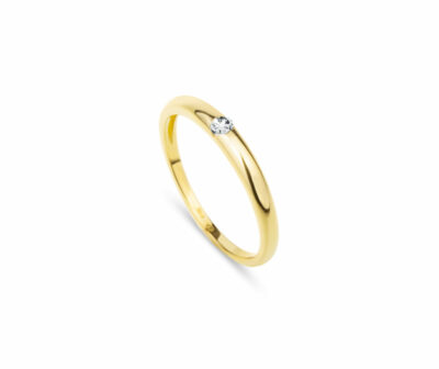 Zásnubní prsten značky FOX® 13 ze žlutého zlata, který je osazený jedním centrálním diamantem briliantového brusu.