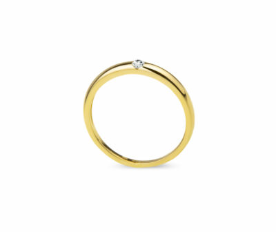 Zásnubní prsten značky FOX® 13 ze žlutého zlata, který je osazený jedním centrálním diamantem briliantového brusu.