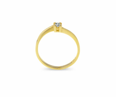 Zásnubní prsten značky FOX® 12 ze žlutého zlata, který je osazený jedním centrálním diamantem briliantového brusu.
