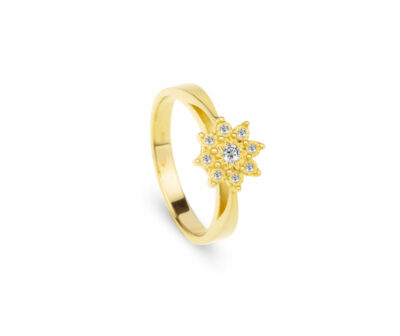 Zásnubní prsten značky FOX® 15 ze žlutého zlata, který je osazený drobnými diamanty briliantového brusu.