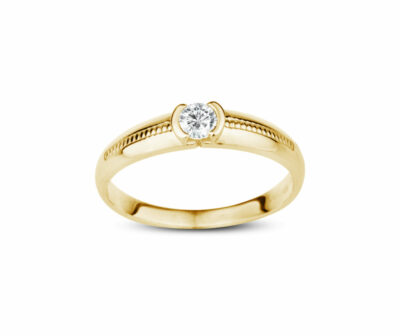 Zásnubní prsten značky FOX® 10 ze žlutého zlata, který je osazený jedním centrálním diamantem briliantového brusu.