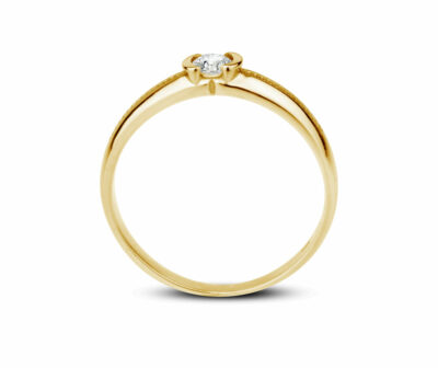 Zásnubní prsten značky FOX® 10 ze žlutého zlata, který je osazený jedním centrálním diamantem briliantového brusu.