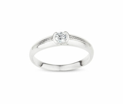 Zásnubní prsten značky FOX® 10 z bílého zlata, který je osazený jedním centrálním diamantem briliantového brusu.