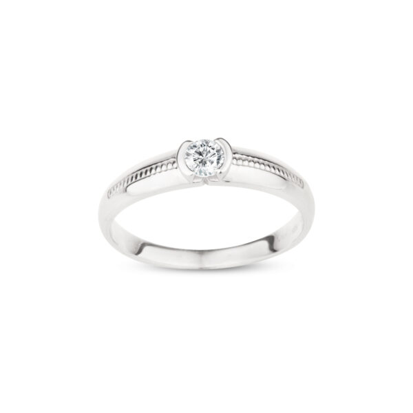Zásnubní prsten značky FOX® 10 z bílého zlata, který je osazený jedním centrálním diamantem briliantového brusu. shora