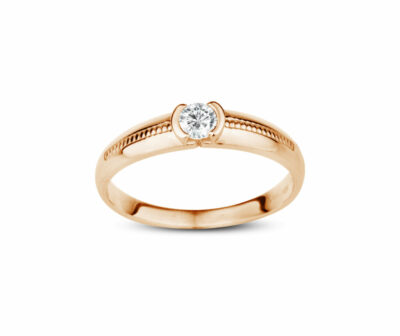 Zásnubní prsten značky FOX® 10 ze růžového zlata, který je osazený jedním centrálním diamantem briliantového brusu.