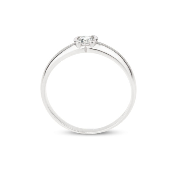 Zásnubní prsten značky FOX® 10 z bílého zlata, který je osazený jedním centrálním diamantem briliantového brusu. zepředu