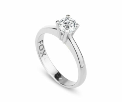 Zásnubní prsten značky FOX® 17 z bílého zlata, který je osazený jedním centrálním diamantem briliantového brusu.