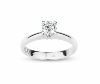 Zásnubní prsten značky FOX® 17 z bílého zlata, který je osazený jedním centrálním diamantem briliantového brusu.