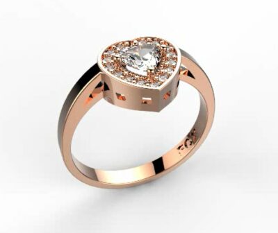 Zásnubní prsten značky FOX® 4 z růžového zlata, který je osazený jedním centrálním diamantem srdcového brusu a menšími diamanty okolo.