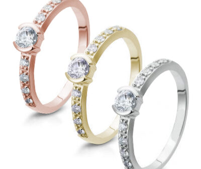 Zásnubní prsten značky FOX® 6 z bílého zlata, který je osazený jedním centrálním diamantem a řadou menších diamantů na obroučce.