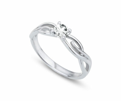Zásnubní prsten značky FOX® 5 z bílého zlata, který je osazený jedním centrálním diamantem.