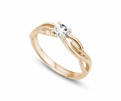 Zásnubní prsten značky FOX® 5 z růžového zlata, který je osazený jedním centrálním diamantem.