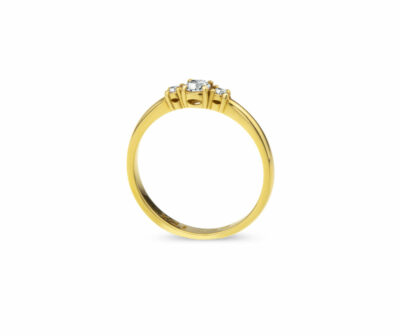 Zásnubní prsten značky FOX® 1 ze žlutého zlata, osazený celkem třemi diamanty briliantového brusu.