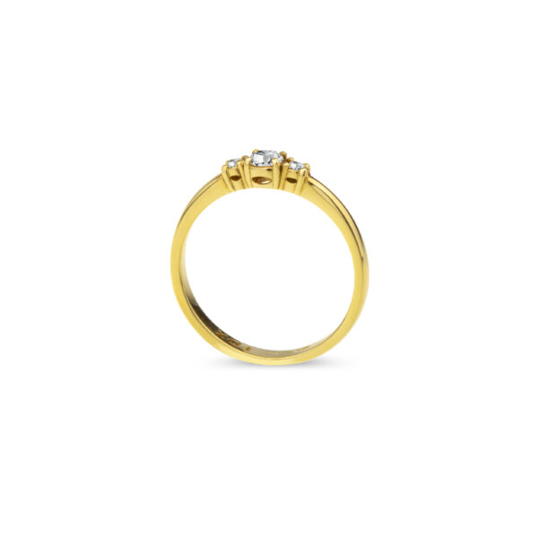 Zásnubní prsten značky FOX® 1 ze žlutého zlata, osazený celkem třemi diamanty briliantového brusu. hlavní