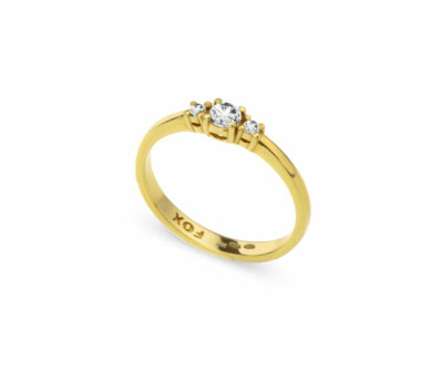 Zásnubní prsten značky FOX® 1 ze žlutého zlata, osazený celkem třemi diamanty briliantového brusu.