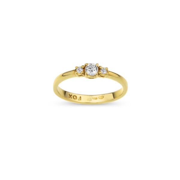 Zásnubní prsten značky FOX® 1 ze žlutého zlata, osazený celkem třemi diamanty briliantového brusu. shora