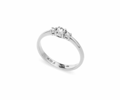 Zásnubní prsten značky FOX® 1 z bílého zlata, osazený celkem třemi diamanty briliantového brusu.
