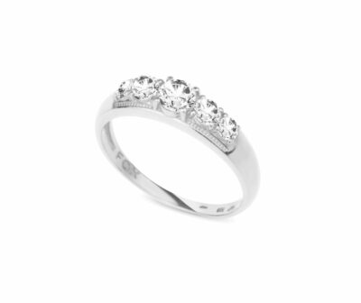 Zásnubní prsten značky FOX® 2 z bílého zlata, který je osazený celkem pěti diamanty briliantového brusu.