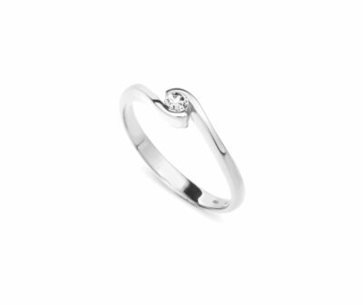 Zásnubní prsten značky FOX® 3 z bílého zlata, který je osazený jedním centrálním diamantem briliantového brusu.