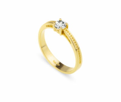 Zásnubní prsten značky FOX® 11 ze žlutého zlata, který je osazený jedním centrálním diamantem briliantového brusu.