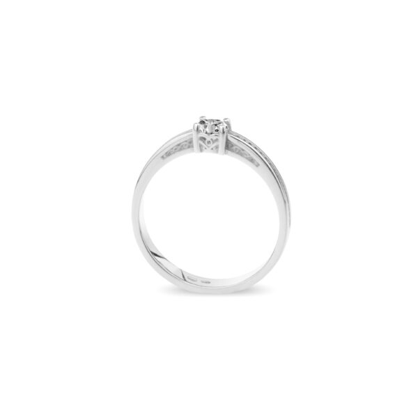 Zásnubní prsten značky FOX® 11 z bílého zlata, který je osazený jedním centrálním diamantem briliantového brusu. zepředu