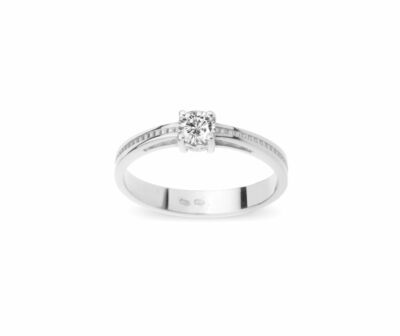 Zásnubní prsten značky FOX® 11 z bílého zlata, který je osazený jedním centrálním diamantem briliantového brusu.