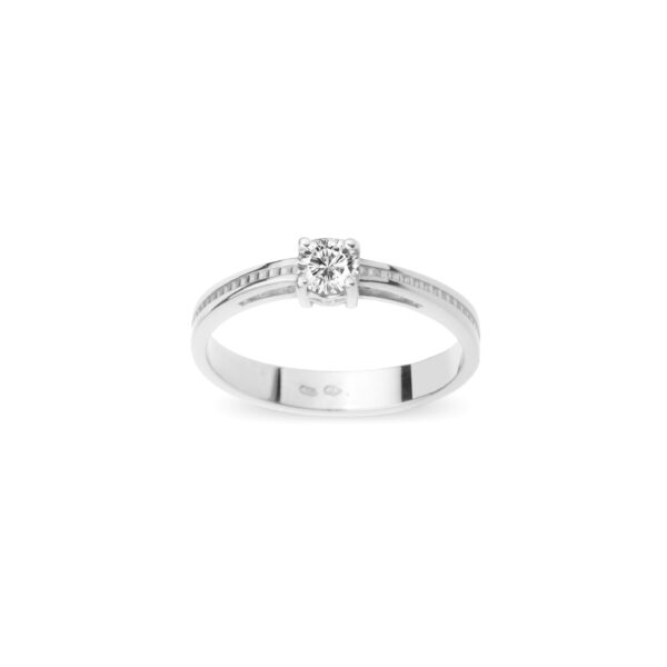 Zásnubní prsten značky FOX® 11 z bílého zlata, který je osazený jedním centrálním diamantem briliantového brusu. shora