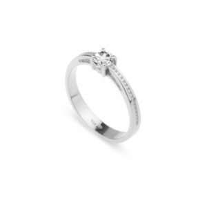 Zásnubní prsten značky FOX® 11 z bílého zlata, který je osazený jedním centrálním diamantem briliantového brusu. hlavní